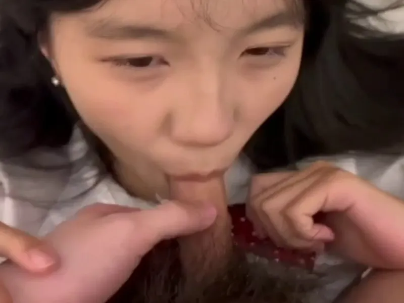Em loli dễ thương liếm thằng nhỏ biến em thành con em đào dâm dục p2